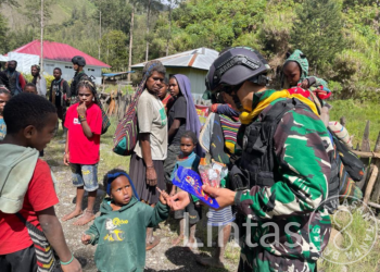 Satgas Mobile Raider 300 Siliwangi Buat Lapangan Voli untuk Warga Kampung Mayuberi, Papua
