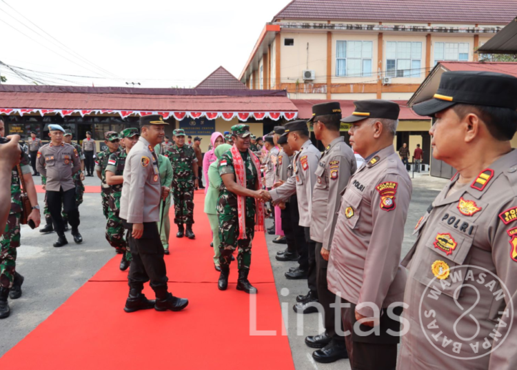 Kunjungi Polres Sintang, Pangdam XII/Tpr Tegaskan TNI-Polri Harus Jadi Contoh dan Tauladan Masyarakat