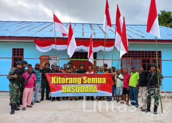 Semarak HUT RI Ke -78 Satgas Pamtas RI – PNG Yonif RK 111/KB Bersama Masyarakat Boven Digoel Papua Selatan Tancap & Kibarkan Bendera Merah Putih