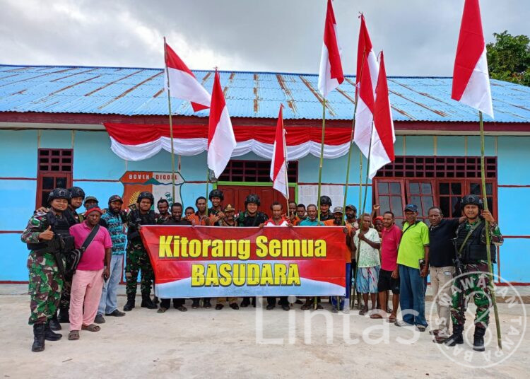 Semarak HUT RI Ke -78 Satgas Pamtas RI – PNG Yonif RK 111/KB Bersama Masyarakat Boven Digoel Papua Selatan Tancap & Kibarkan Bendera Merah Putih