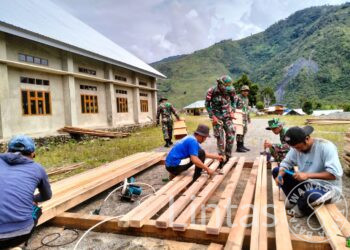 Bukti Nyata Kedekatan Satgas Yonif 721/Mks Bersama Masyarakat Bangun Gereja di Pedalaman Papua