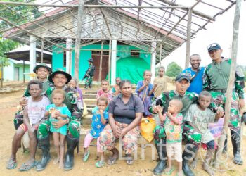 Bersama Rakyat TNI Kuat Satgas Pamtas Statis RI -PNG Yonif RK 111/KB Melaksanakan Karya Bakti di Distrik Nienatie Kab. Boven Digoel Papua Selatan