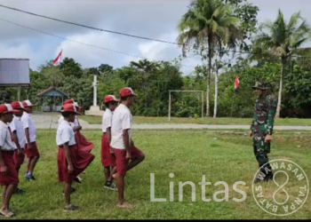 Satgas Yonif 310/KK Latih PBB Untuk Petugas Bendera di Upacara HUT RI Ke 78