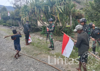 Datangi Kampung Yalinggua , Satgas Yonif RK 115/ML Laksanakan Komsos dan Karya Bhakti
