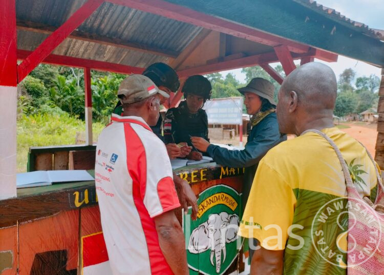 Cegah Keluar Masuk Pelintas Batas Ilegal Satgas Pamtas Statis RI- PNG Yonif RK 111/KB Adakan Pemeriksaan
