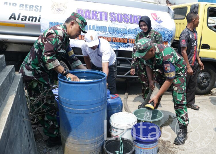 Atasi Kekeringan Lanud Husein Sastranegara Bantu Air Bersih Warga Kampung Cileweung, Kec. Cimahi Utara