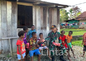 Hadirkan Senyuman Anak Papua, Satgas Yonif 310/KK Ajak Main Anak – Anak di Distrik Senggi