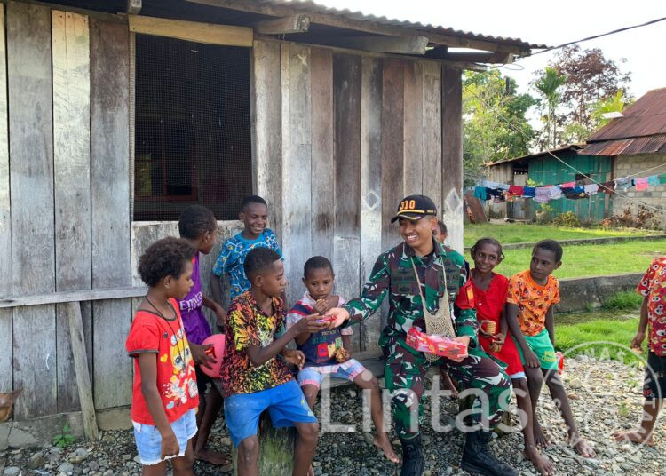 Hadirkan Senyuman Anak Papua, Satgas Yonif 310/KK Ajak Main Anak – Anak di Distrik Senggi