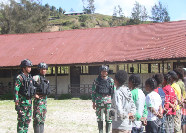Satgas Mobile Raider 300 Siliwangi Melaksanakan Pelatihan Paskibra SMPN Sinak Papua