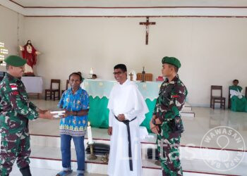 Ketenangan Batin, Satgas Yonif 310/KK Beri Bantuan Alkitab Kepada Jemaat Gereja di Perbatasan RI-PNG