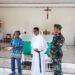 Ketenangan Batin, Satgas Yonif 310/KK Beri Bantuan Alkitab Kepada Jemaat Gereja di Perbatasan RI-PNG