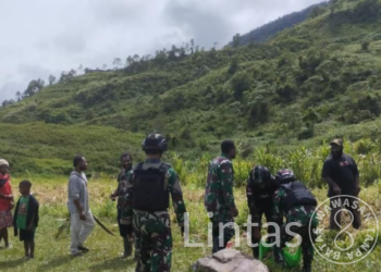 Satgas Yonif 310/KK Di Distrik Okbibab, Melaksanakan Karya Bakti Bersama Anggota DPRD Kab. Pegunungan Bintang Papua