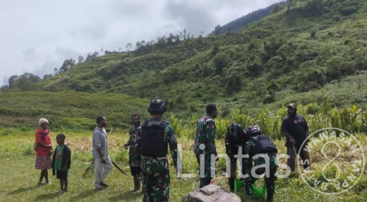 Satgas Yonif 310/KK Di Distrik Okbibab, Melaksanakan Karya Bakti Bersama Anggota DPRD Kab. Pegunungan Bintang Papua