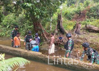 Kepedulian Satgas Pamtas Statis RI- PNG Yonif RK 111/KB Bersama Masyarakat Distrik Iniyandit Papua Selatan Perbaiki Bendungan Pembangkit Listrik Tenaga Air ( PLTA )