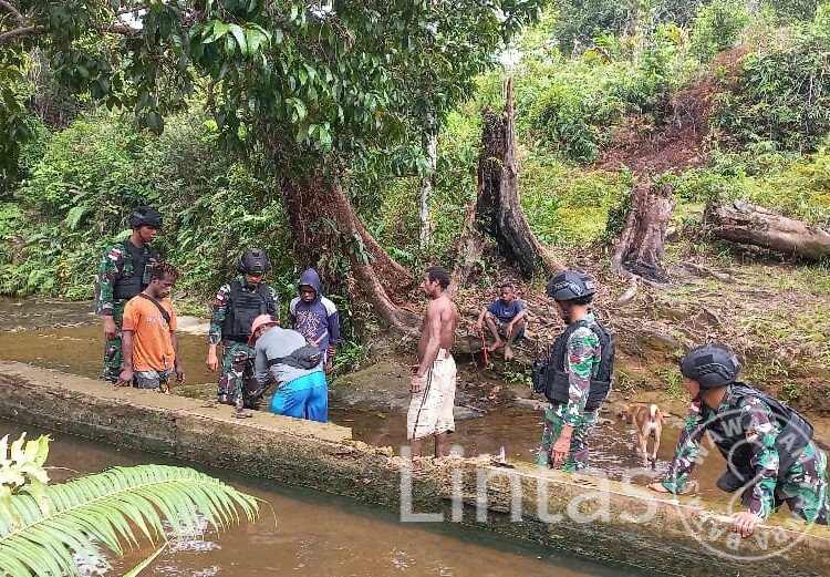 Kepedulian Satgas Pamtas Statis RI- PNG Yonif RK 111/KB Bersama Masyarakat Distrik Iniyandit Papua Selatan Perbaiki Bendungan Pembangkit Listrik Tenaga Air ( PLTA )