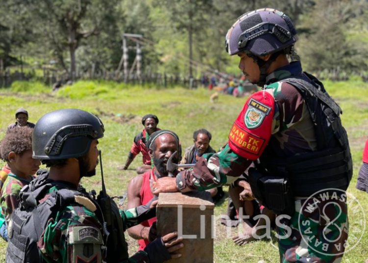 Satgas Mobile Raider 300 Siliwangi Bantu Pemakaman Balita di Kampung Amugi Papua
