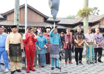 Pangdam XII/Tpr Bersama Forkopimda Jalan Kaki Ikuti Karnaval Semarak Merah Putih Khatulistiwa