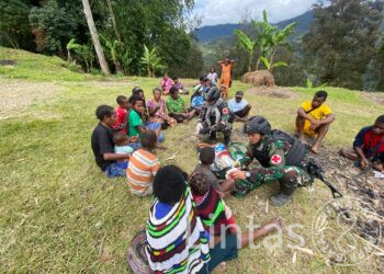 Satgas Mobile Raider 300 Siliwangi Laksanakan Patroli Pengobatan di Papua
