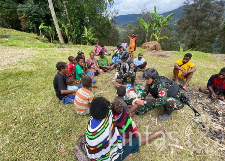 Satgas Mobile Raider 300 Siliwangi Laksanakan Patroli Pengobatan di Papua