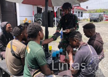 Tingkatkan Keimanan, Satgas Yonif RK 115/ML Berikan Bantuan Alkitab Kepada Generasi Muda Papua