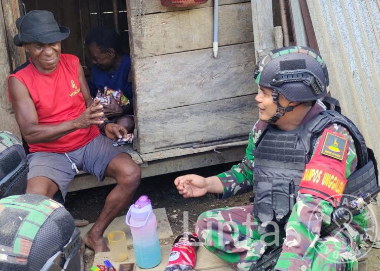 Jalin Keakraban, Satgas Pamtas RI-PNG Yonif 310/KK Ajak Warga Ngopi Bareng