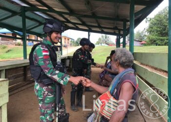 Beginilah Keseharian Anggota Satgas Pamtas Statis RI – PNG Yonif RK 111/KB Bersama Masyarakat Papua Selatan