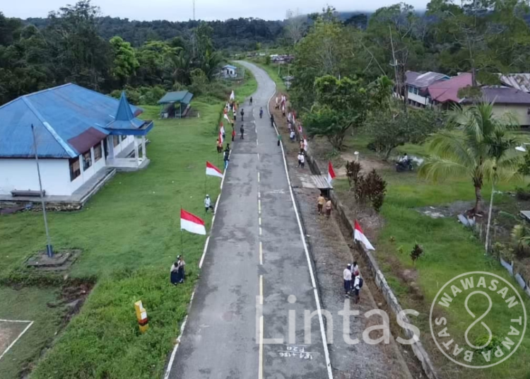 Merah Putihkan Jalan di Perbatasan, Satgas Yonif 310/KK Bersama Pelajar Kibarkan Bendera Merah Putih