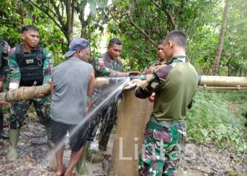 Alirkan Kembali Air Bersih, Satgas Yonif 310/KK Bersama Warga Gotong Royong Hidupkan Mata Air di Perbatasan RI-PNG