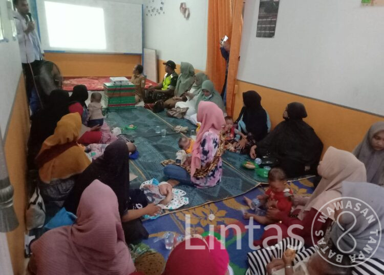 Wujudkan Balita Sehat, Babinsa Julok Hadiri Penyuluhan Imunisasi