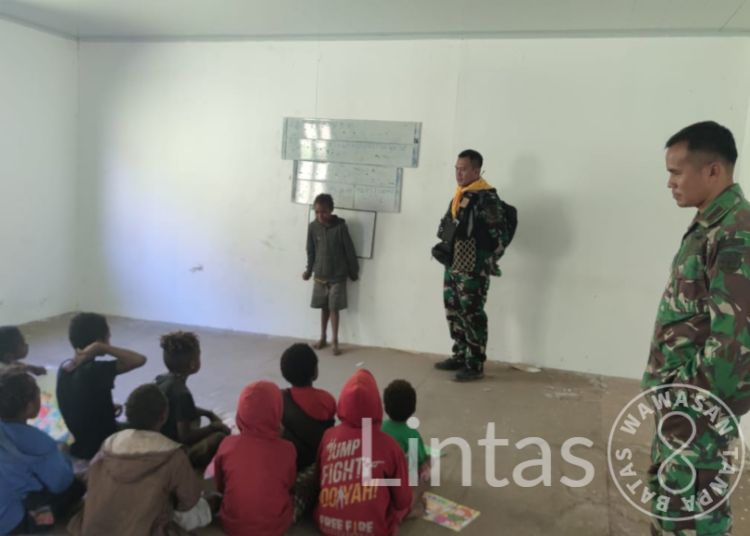 Satgas Mobile Raider 300 Siliwangi Berikan Cahaya Pendidikan Bagi Anak-Anak Yang Kehilangan Sekolah di Wuloni Papua