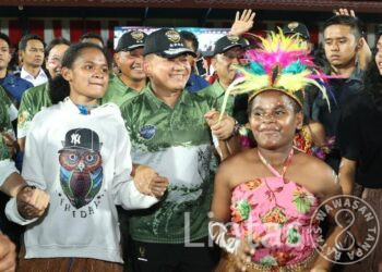 Kebahagiaan Jenderal Dudung Ditengah Keceriaan Masyarakat Papua