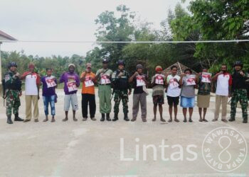 Satgas Pamtas Statis RI-PNG Yonif RK 111/KB Memberikan Baju Kaos Mabes TNI & Sarana Olah Raga Untuk Masyarakat Pedalaman Papua Selatan