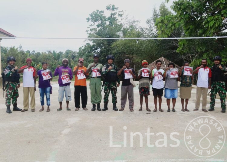 Satgas Pamtas Statis RI-PNG Yonif RK 111/KB Memberikan Baju Kaos Mabes TNI & Sarana Olah Raga Untuk Masyarakat Pedalaman Papua Selatan