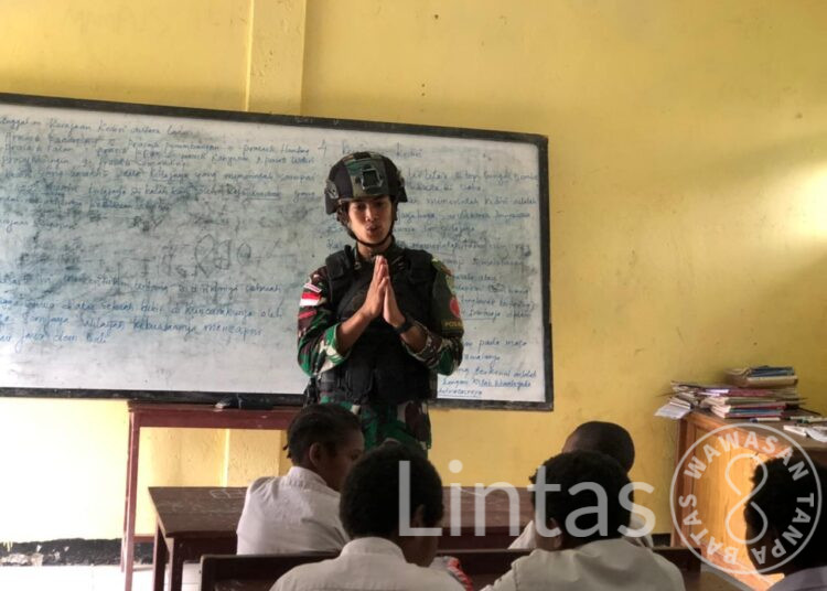 Peduli Pendidikan, Satgas Yonif 310/KK Menjadi Tenaga Pendidik di Perbatasan RI-PNG