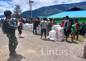 Satgas Mobile Raider 300 Siliwangi Kawal Pembagian Beras di Papua