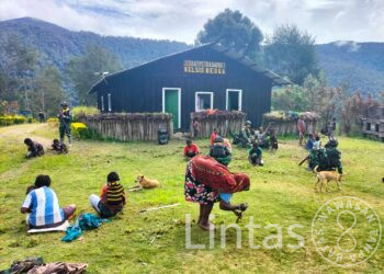 Satgas Mobile Raider 300 Siliwangi Beraksi : Karya Bakti Bersihkan Gereja