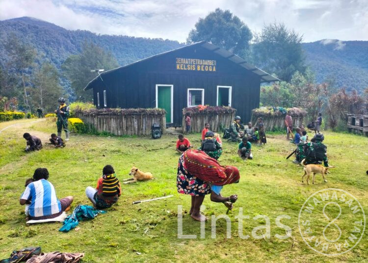 Satgas Mobile Raider 300 Siliwangi Beraksi : Karya Bakti Bersihkan Gereja