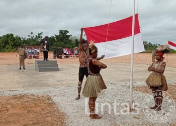 Satgas Pamtas RI- PNG Yonif RK 111/KB Pos Camp Modern Bersama Masyarakat Pedalaman Papua Melaksanakan Upacara HUT RI Ke 78 Dengan Pakaian Adat