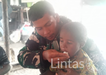 Dekat di Hati, Satgas Mobile Raider 300/BJW Menyuapi Anak – Anak Papua