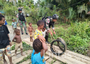 Menyebar Kebaikan Dengan Anak- Anak Papua, Satgas 310/KK Laksanakan Anjangsana di Kampung Yuruf 2