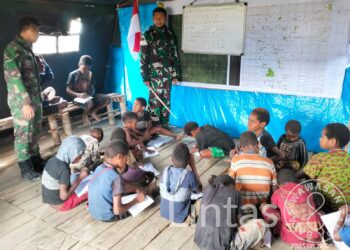 Keren Pos Pintu Jawa Satgas Mobile Raider 300 Jadi Tempat Belajar Anak-Anak Papua