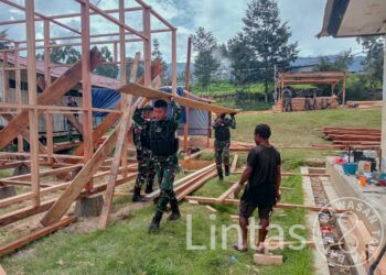 Gencarkan Pembangunan, Satgas Yonif 721/Mks Bangun Ruang Kelas Sekolah Dasar