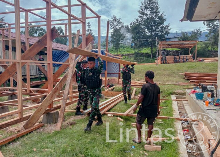 Gencarkan Pembangunan, Satgas Yonif 721/Mks Bangun Ruang Kelas Sekolah Dasar