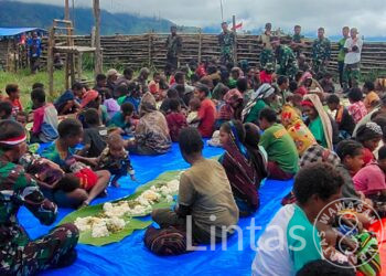 Dekat di Hati, di Hari Kemerdekaan Satgas Mobile Raider 300 Ngaliwet Bersama Masyarakat