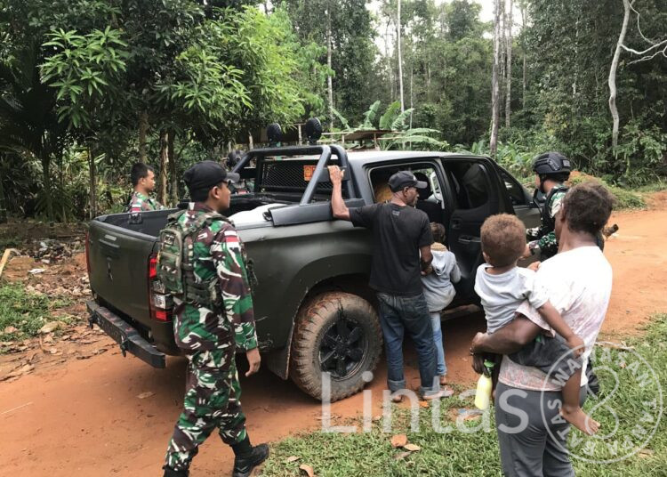 Reaksi Cepat Tim Kesehatan Satgas Pamtas RI – PNG Yonif RK 111/KB Evakuasi Warga Korban Peluru Nyasar Senapan Angin