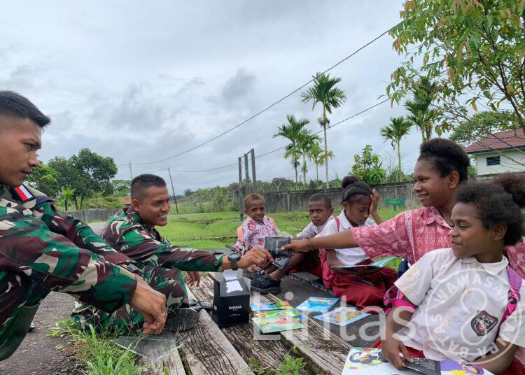 Bacakan Dongeng Bentuk Cinta Satgas Yonif 310/KK Kepada Anak Papua