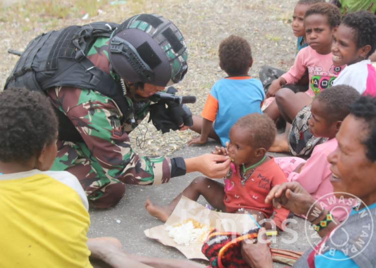 Mengharukan, Satgas Mobile Raider 300 Siliwangi Beri Bantuan Nasi Bungkus Untuk Korban Kelaparan di Bandara Sinak Papua