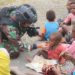 Mengharukan, Satgas Mobile Raider 300 Siliwangi Beri Bantuan Nasi Bungkus Untuk Korban Kelaparan di Bandara Sinak Papua
