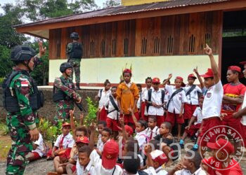 Program Kampung Sehat Anggota Satgas Pamtas Statis RI-PNG Yonif RK 111/KB Membagikan Vitamin & Suplemen Untuk Anak Anak Sekolah Pedalaman Papua