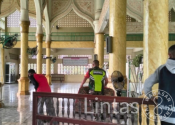 Dengan Tulus Dan Ikhlas,Babinsa Koptu Saidul Abrarar Koramil 08/Spu Membantu Warga Pembersihan Masjid Baitul Karim